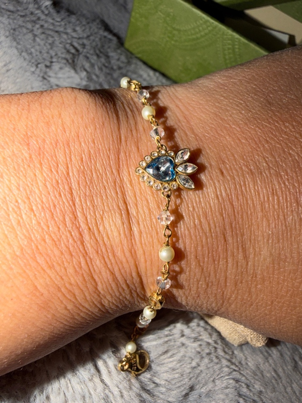 Preloved Gucci Gold and White Pearl Heart Charm Bracelet size 7.5” - Picture 6 of 6